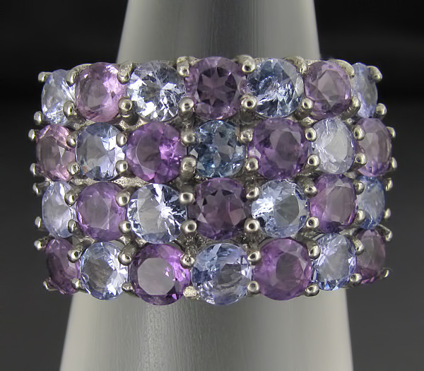 Широкое кольцо с танзанитами и аметистами