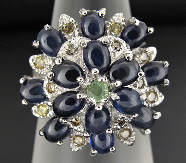Кольцо с демантоидом гранатом, кабошонами синих сапфиров и желтыми бриллиантами
