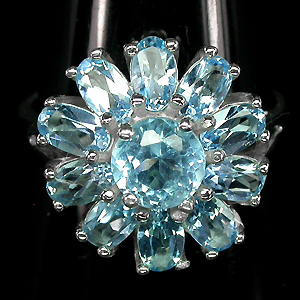 Замечательное кольцо с голубыми топазами