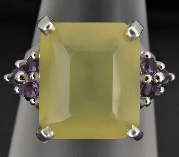 Кольцо с ярко-желтым мексиканским опалом и аметистами