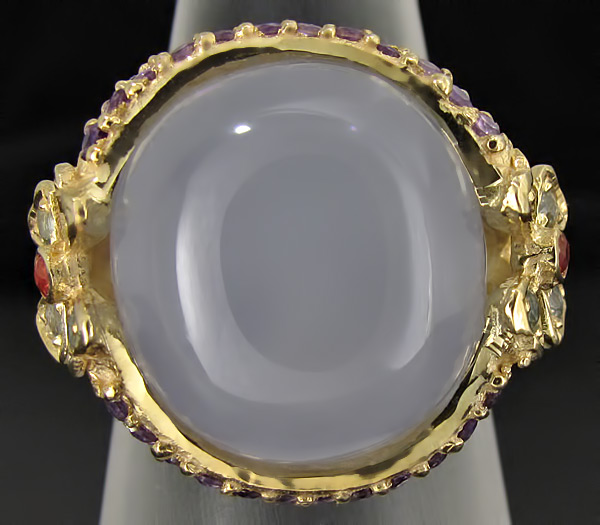 Кольцо с крупным кабошоном халцедона, аметистами и сапфирами