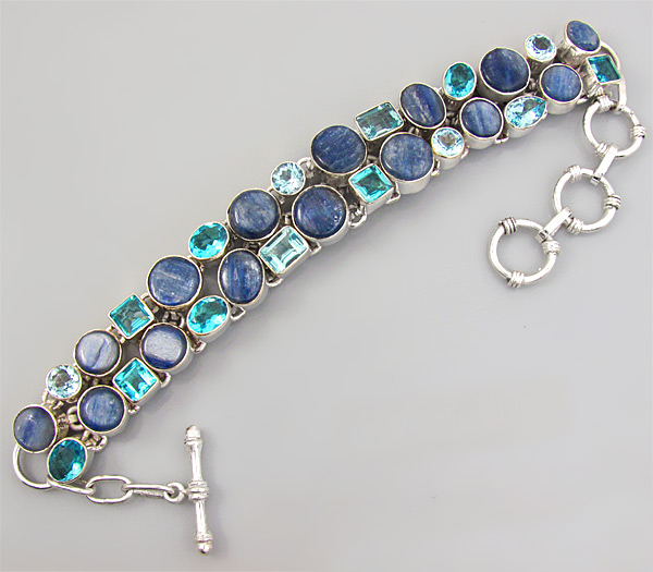 Браслет с кианитами и голубыми топазами