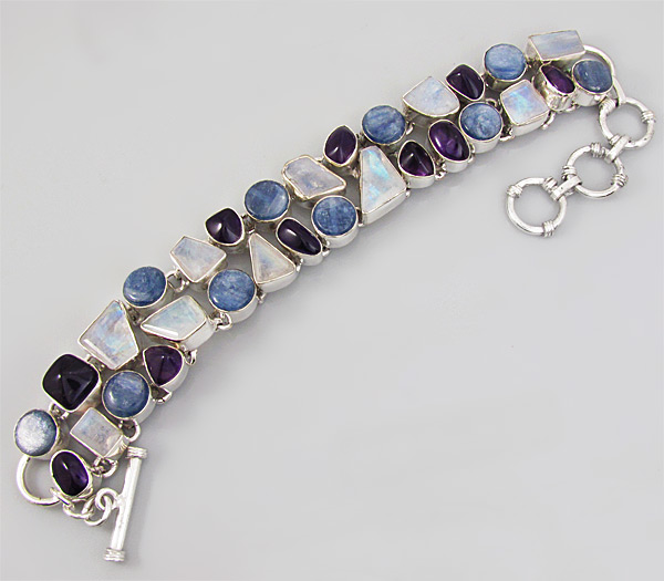 Браслет с кианитами, сливовыми аметистами и лунным камнем
