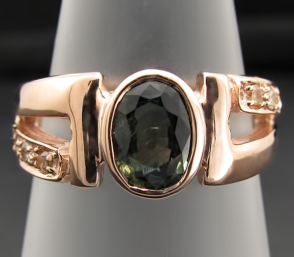 Кольцо из коллекции "Mia" с зеленым сапфиром и цирконами