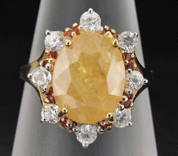 Кольцо из коллекции "Mia" с мексиканским опалом, бесцветными цирконами и гранатами