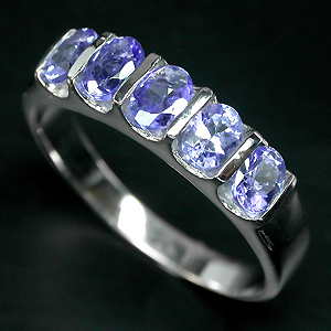 Замечательное кольцо с танзанитами