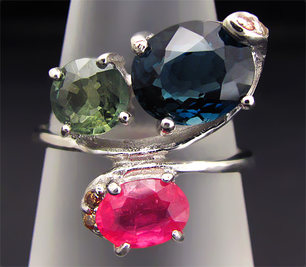 Элегантное кольцо с топазом, розовым и зеленым сапфирами