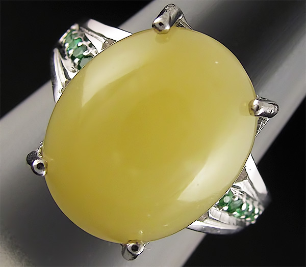 Кольцо с мексиканским опалом и цаворитами гранатами