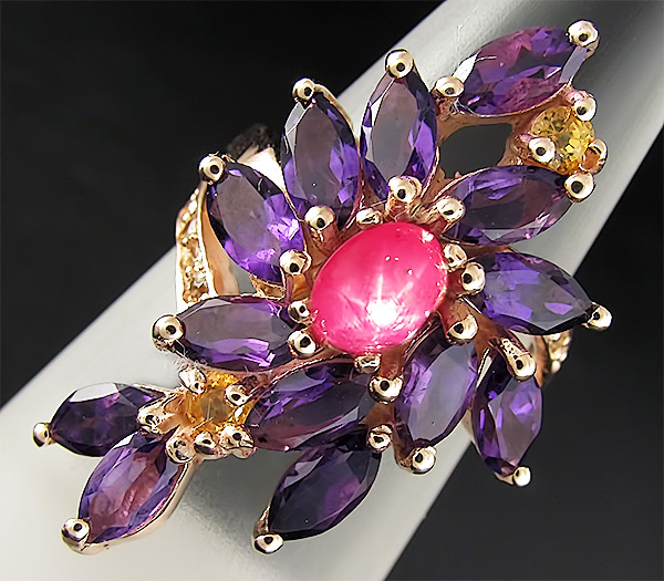 Кольцо из коллекции "Mia" со звездчатым и желтыми сапфирами, аметистами и цирконами