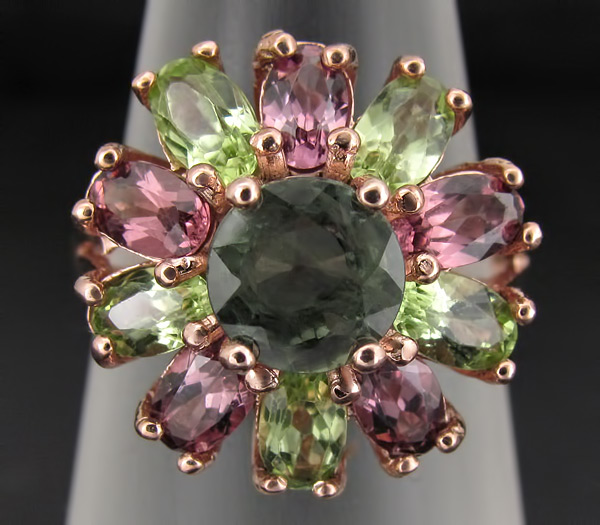 Кольцо из коллекции "Mia" с сапфиром, турмалинами и перидотами