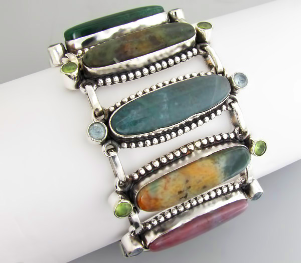 Оригинальный браслет с агатами, перидотами и топазами