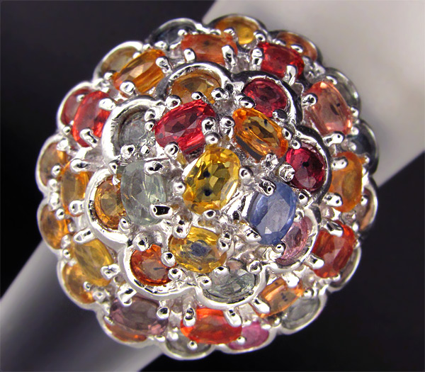 Праздничное кольцо с разноцветными сапфирами