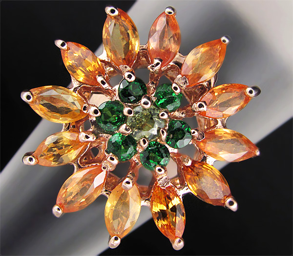 Кольцо из коллекции "Mia" с демантоидом, цаворитами и сапфирами