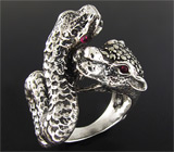 Скульптурное кольцо "Схватка" с инкрустацией сапфирами и марказитами Серебро 925