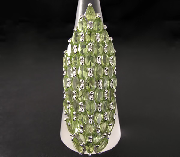 Превосходное крупное кольцо с перидотами