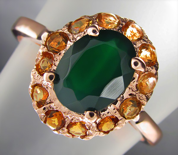 Кольцо из коллекции "Mia" с зеленым агатом и золотистыми сапфирам