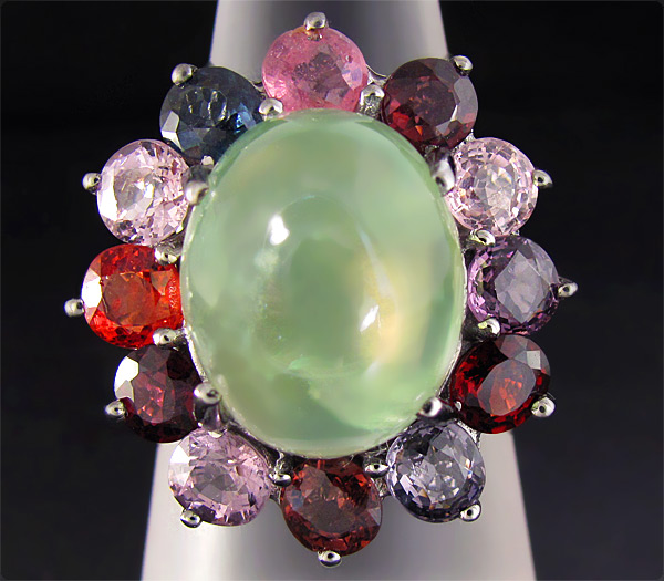 Кольцо с кабошоном пренита и разноцветными шпинелями