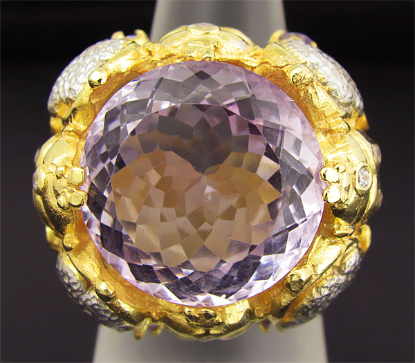 Массивное кольцо из коллекции "Mia" с аметистом, танзанитами, цаворитами