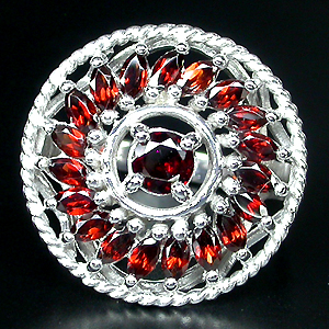 Эффектное кольцо с гранатами