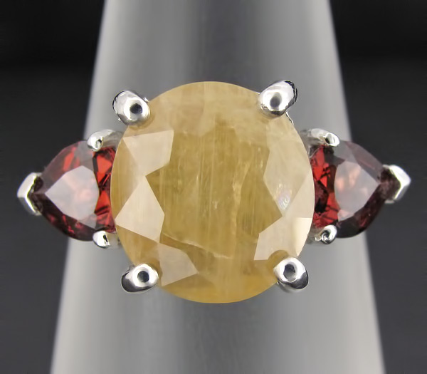 Яркое кольцо с солнечно-желтым сапфиром и гранатами