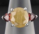 Яркое кольцо с солнечно-желтым сапфиром и гранатами Серебро 925