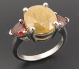 Яркое кольцо с солнечно-желтым сапфиром и гранатами Серебро 925