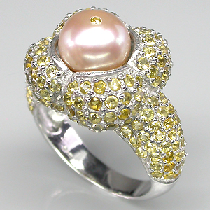 Изысканное кольцо с розово-кремовой жемчужиной и цитринами