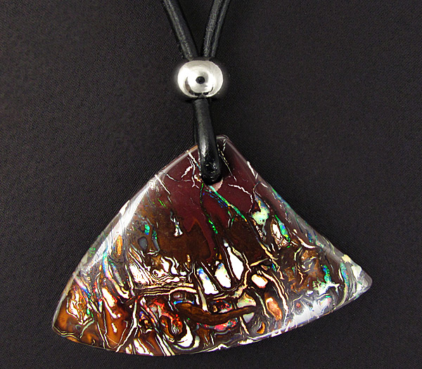 Болдер опал 46,85 карат на шнуре