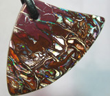 Болдер опал 46,85 карат на шнуре 