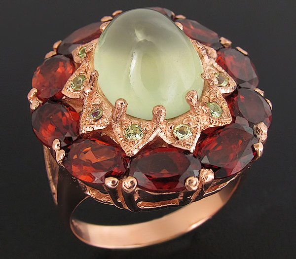 Кольцо из коллекции "Mia" с пренитом, гранатами и перидотами