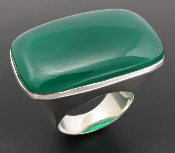 Массивное кольцо с зеленым агатом