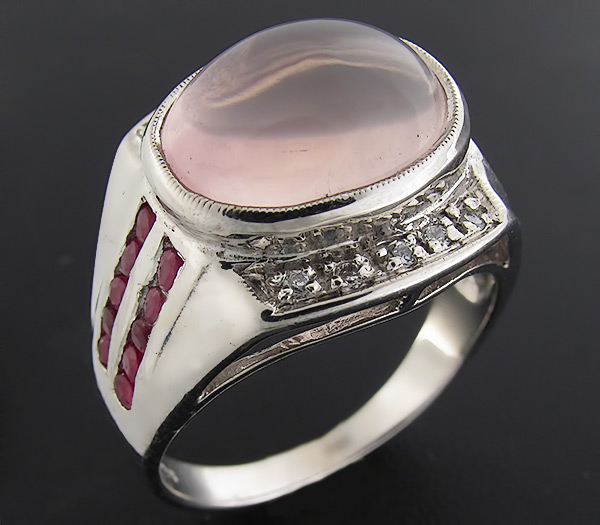 Кольцо с розовым кварцем, бесцветными топазами и сапфирами