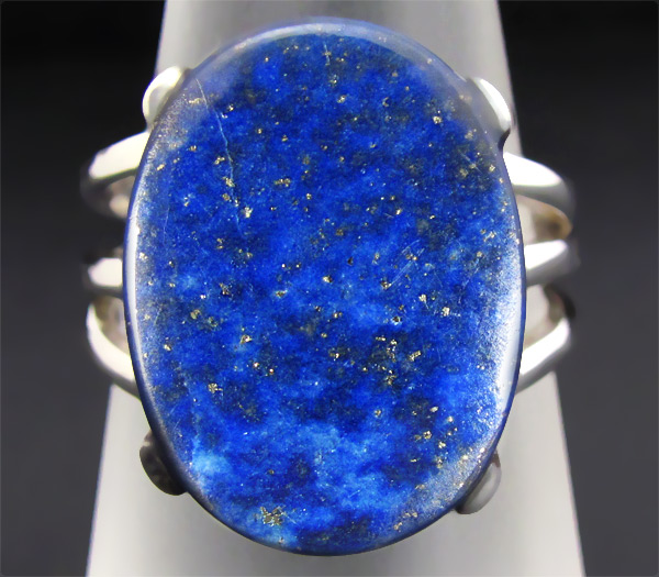 Стильное кольцо с лазуритом