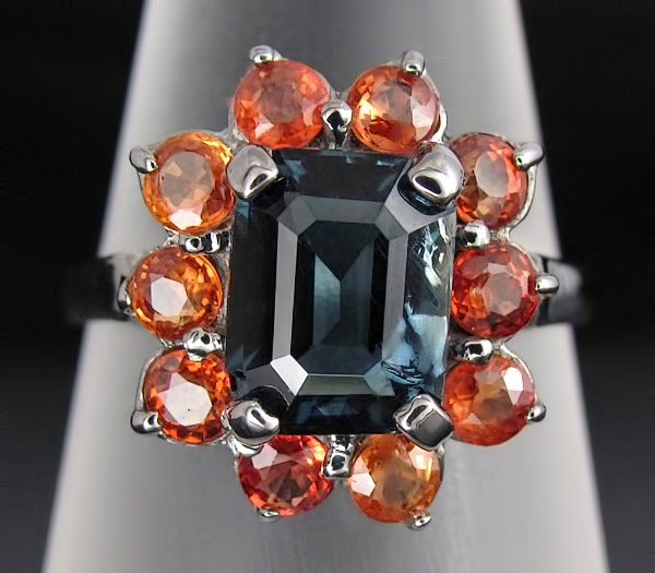 Черненое кольцо с топазом и оранжевыми сапфирами
