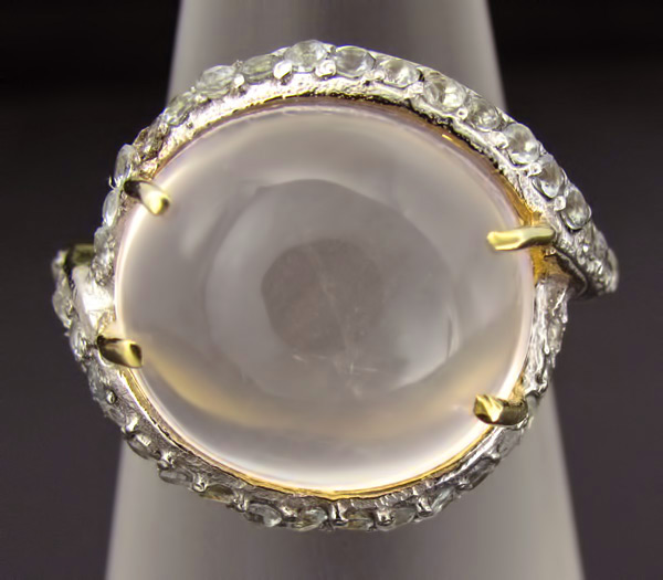 Кольцо из коллекции "Mia" с крупным кабошоном кварца и топазами