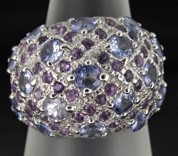 Широкое кольцо с танзанитами и аметистами