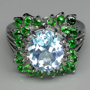 Замечательное кольцо с топазом и цаворитами гранатами