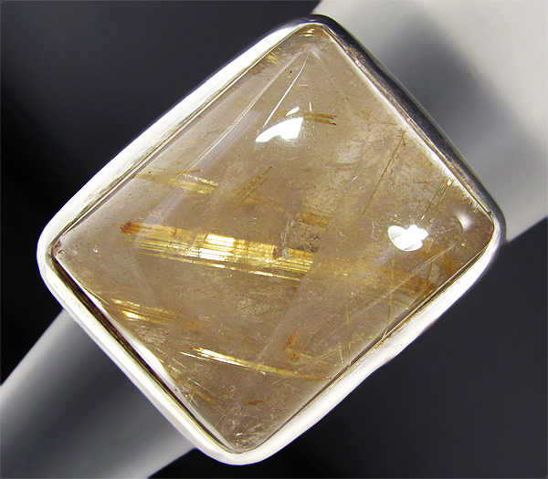 Крупное стильное кольцо с рутиловым кварцем