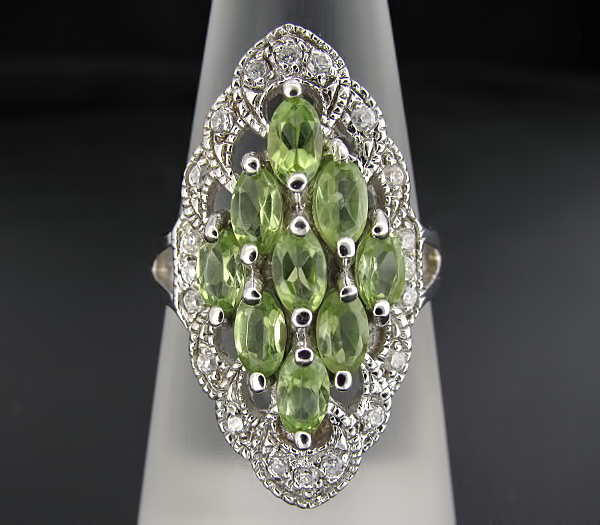 Эффектное кольцо с яркими перидотами