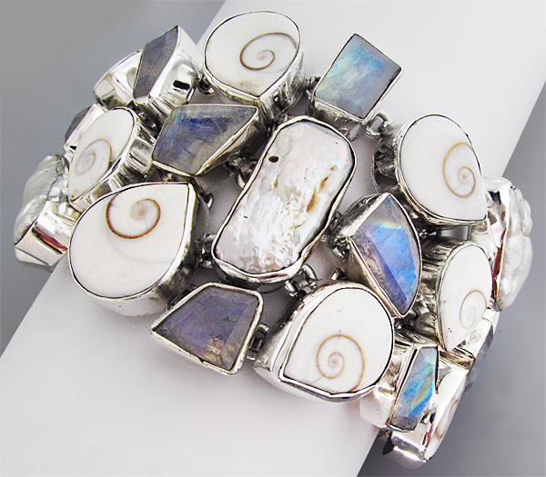 Массивный браслет с раковниами SHIVA, пузырчатым жемчугом и лабрадоритами