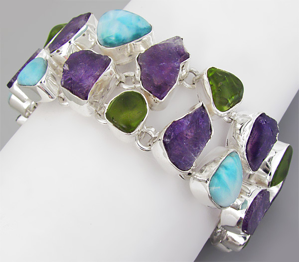 Браслет с грубообработанными  аметистами, перидотами и ларимаром