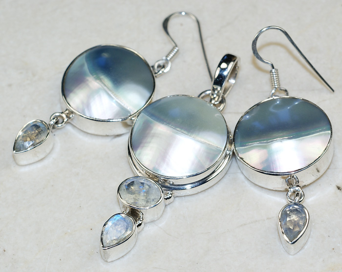 Комплект с голубыми раковинами и лунным камнем