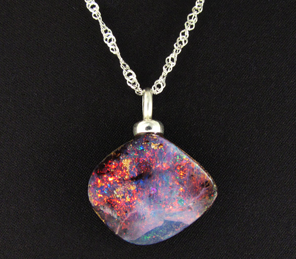 Австралийский болдер опал 4,76 карат на цепочке