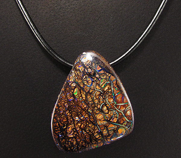 Крупный австралийский болдер опал 67,86 карат на шнуре