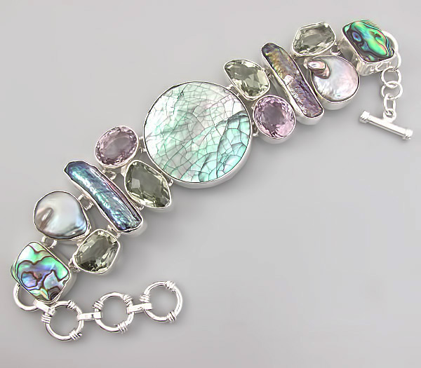 Браслет с абалоном, аметистами, празиолитами и пузырчатым жемчугом