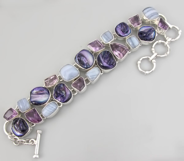 Браслет с аметистами, агатами и пузырчатым жемчугом