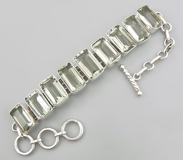 Стильный браслет с зелеными аметистами