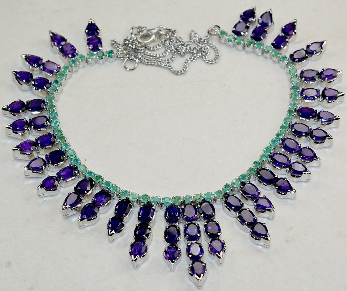Роскошный комплект с аметистами и изумрудами