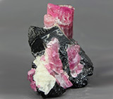 Кристаллы розовых турмалинов, бесцветного и дымчатого кварца 