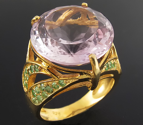 Кольцо из коллекции "Mia" с розовым аметистом и цаворитами